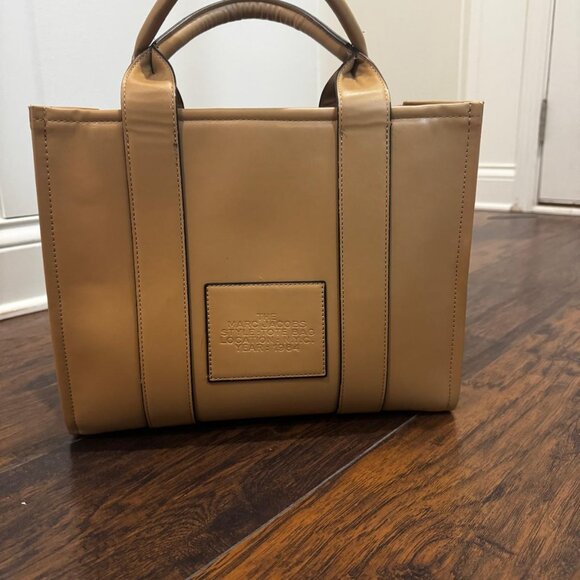 The Tote Bag Leather Medium Traveler Tote Bag - Picture 3 of 9